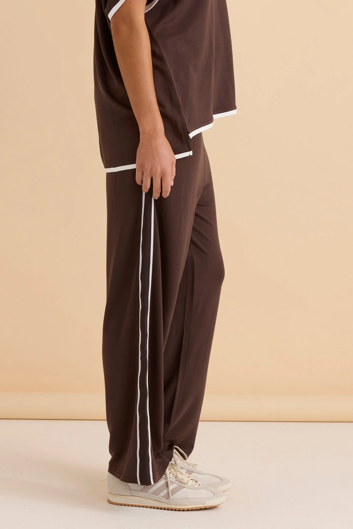 Betty Basics Evelyn Wide Leg Jogger Chocolate - Image 2