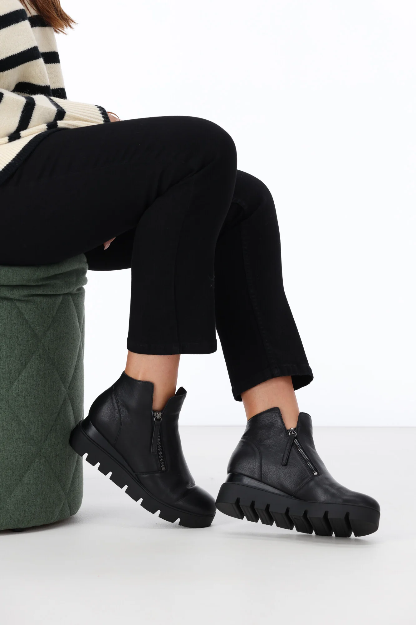 Django & Juliette Radio Black With Black Sole