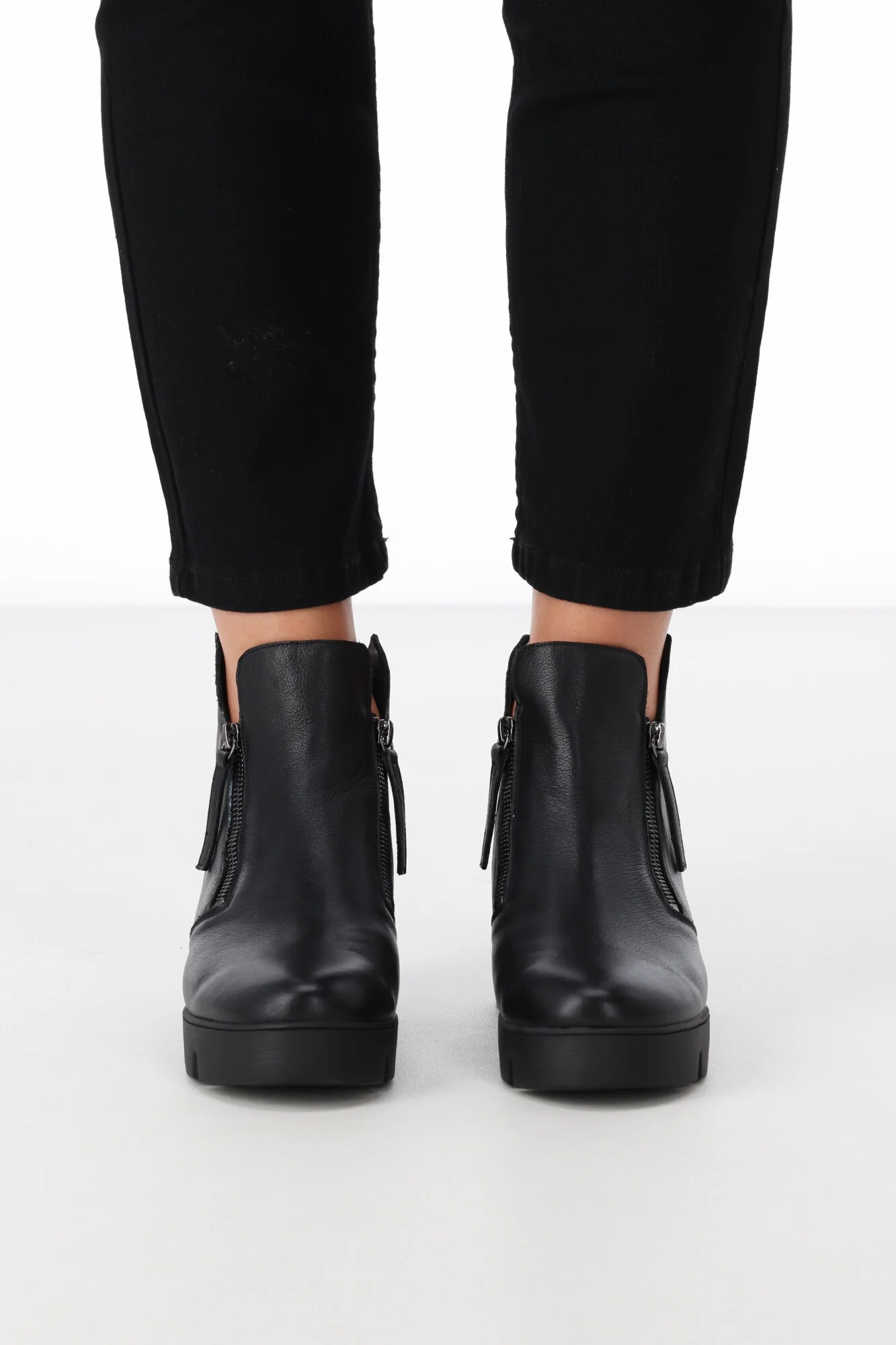 Django & Juliette Radio Black With Black Sole - Image 3