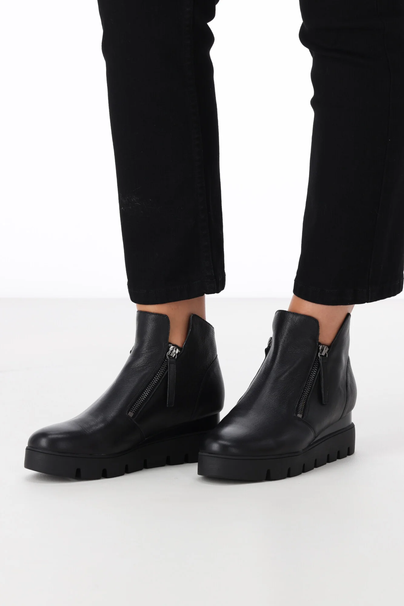 Django & Juliette Radio Black With Black Sole - Image 4