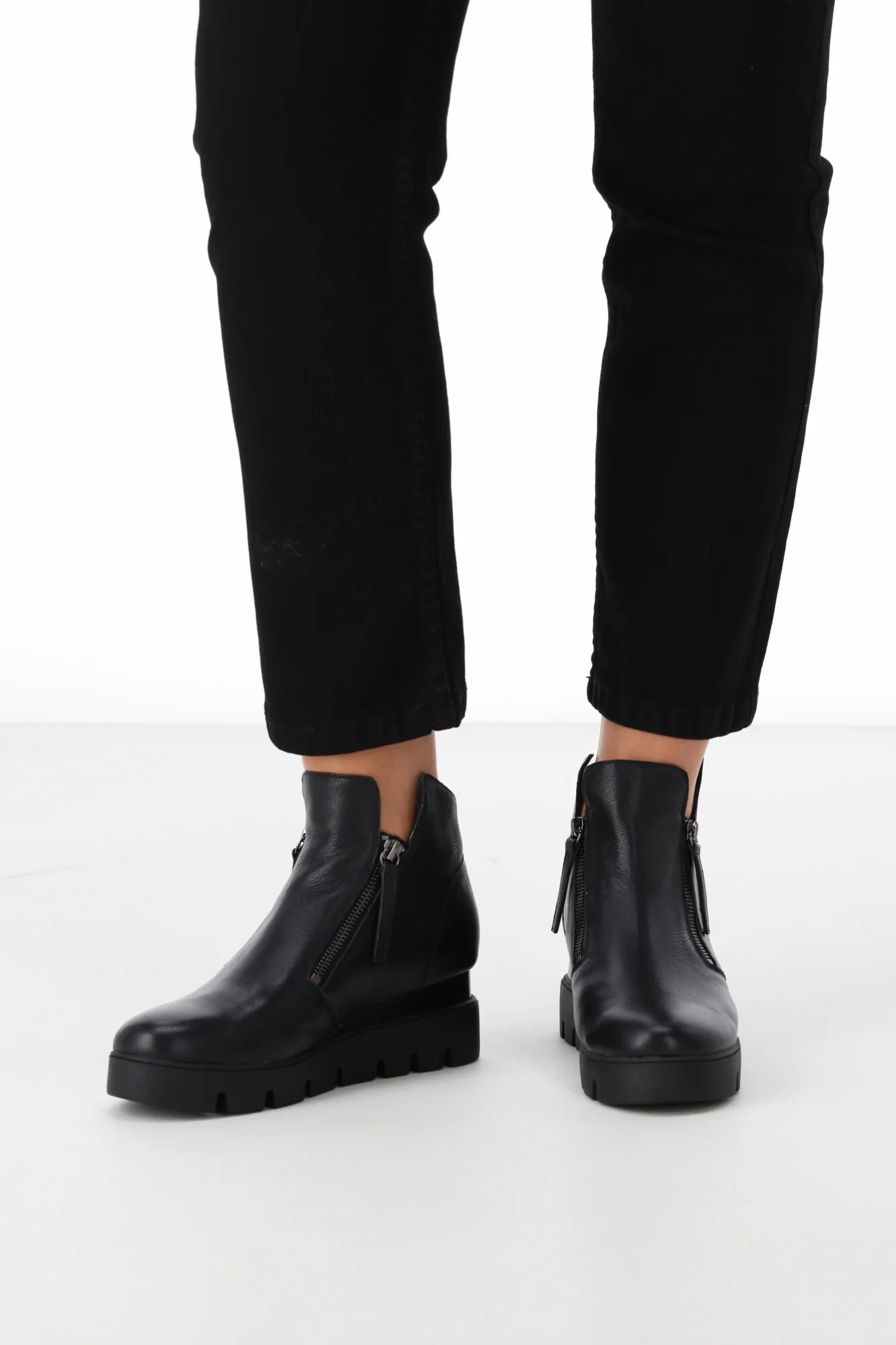 Django & Juliette Radio Black With Black Sole - Image 5