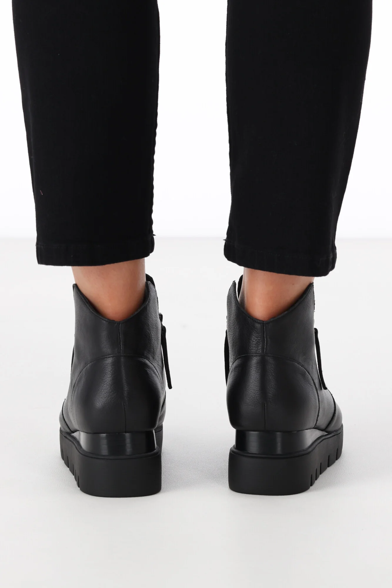 Django & Juliette Radio Black With Black Sole - Image 6
