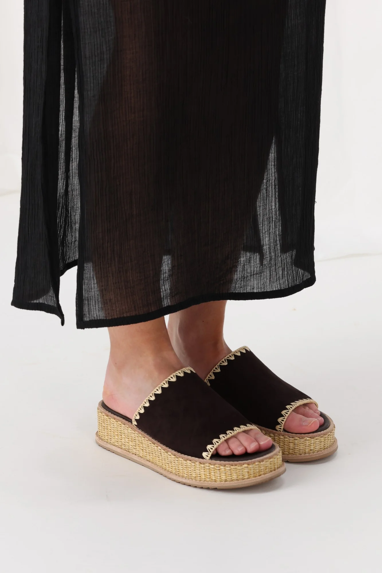 Django & Juliette Vibe Platform Chocolate Suede - Image 4