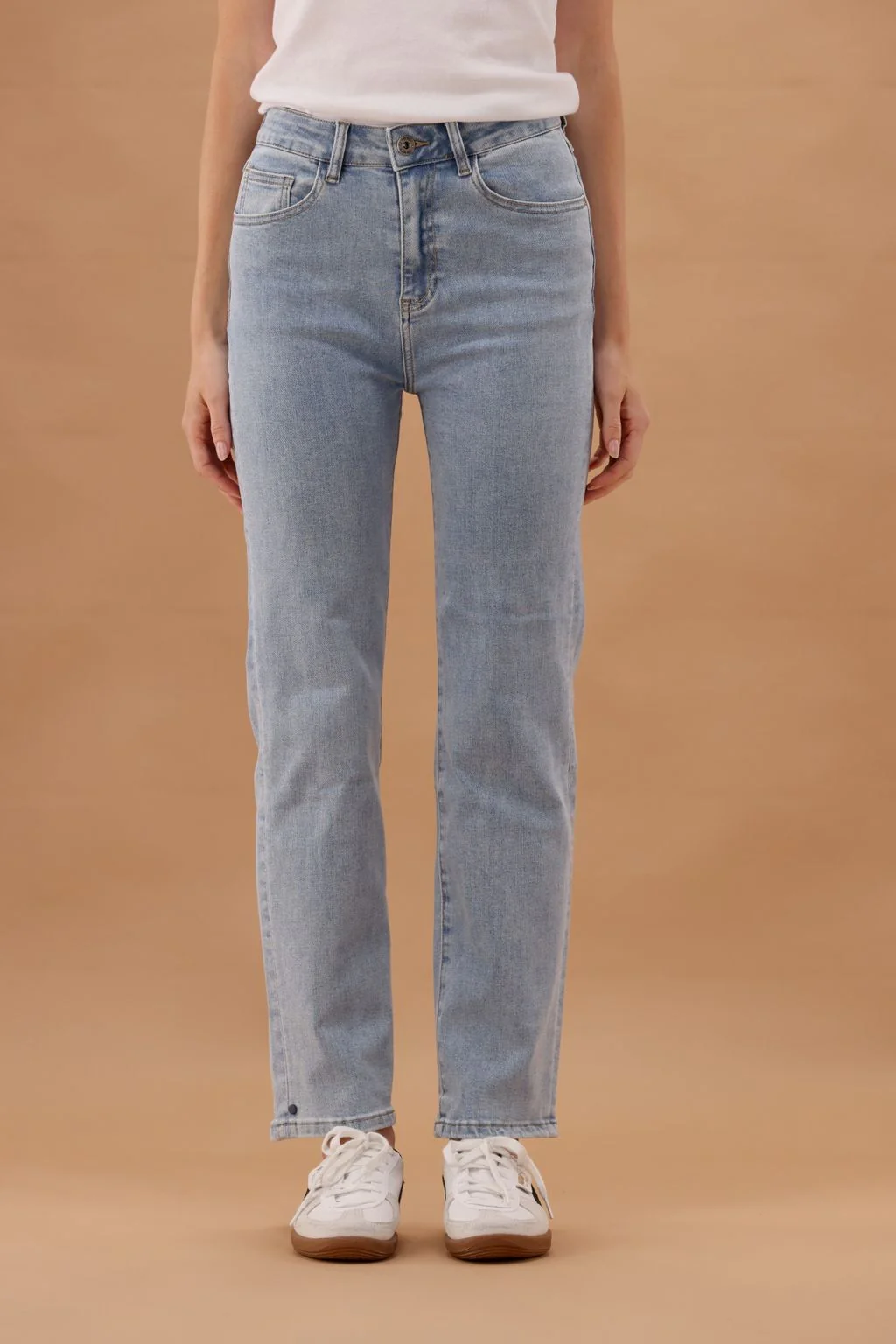 Elm Ada Straight Leg Jean Light Blue Wash - Image 4