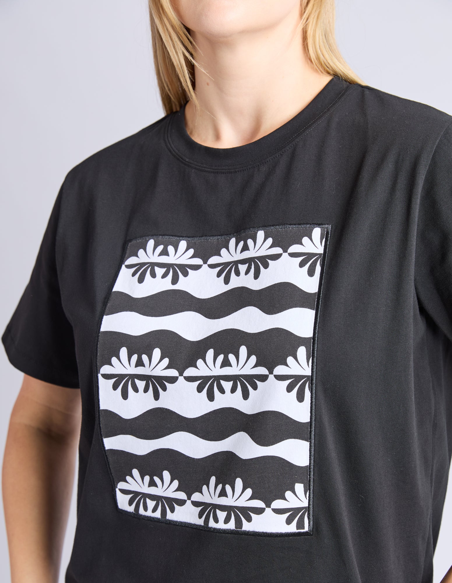 Elm Casa Tee Black - Image 4