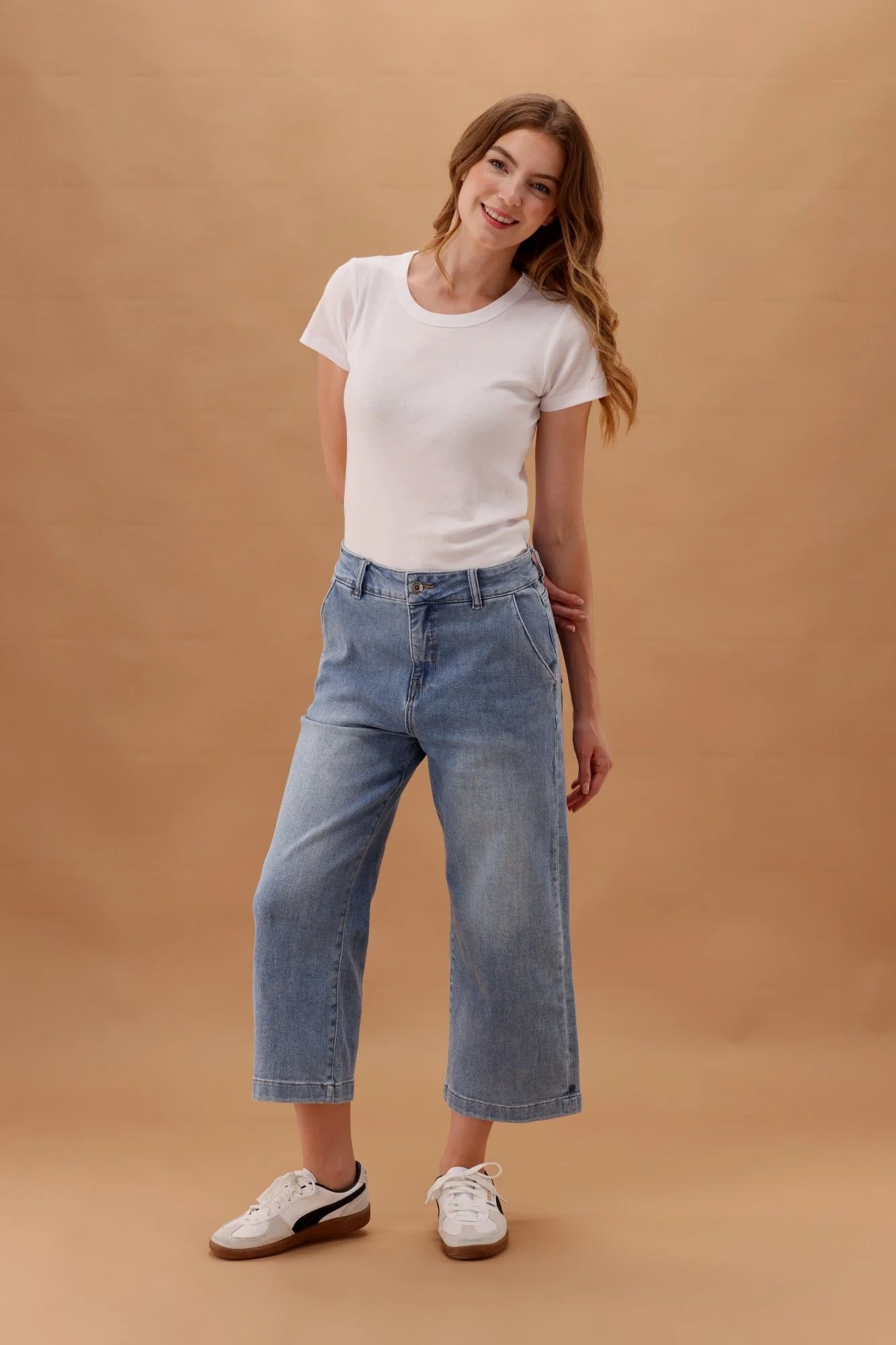 Elm Sidney Cropped Wide Leg Jean Light Blue Wash - Image 3