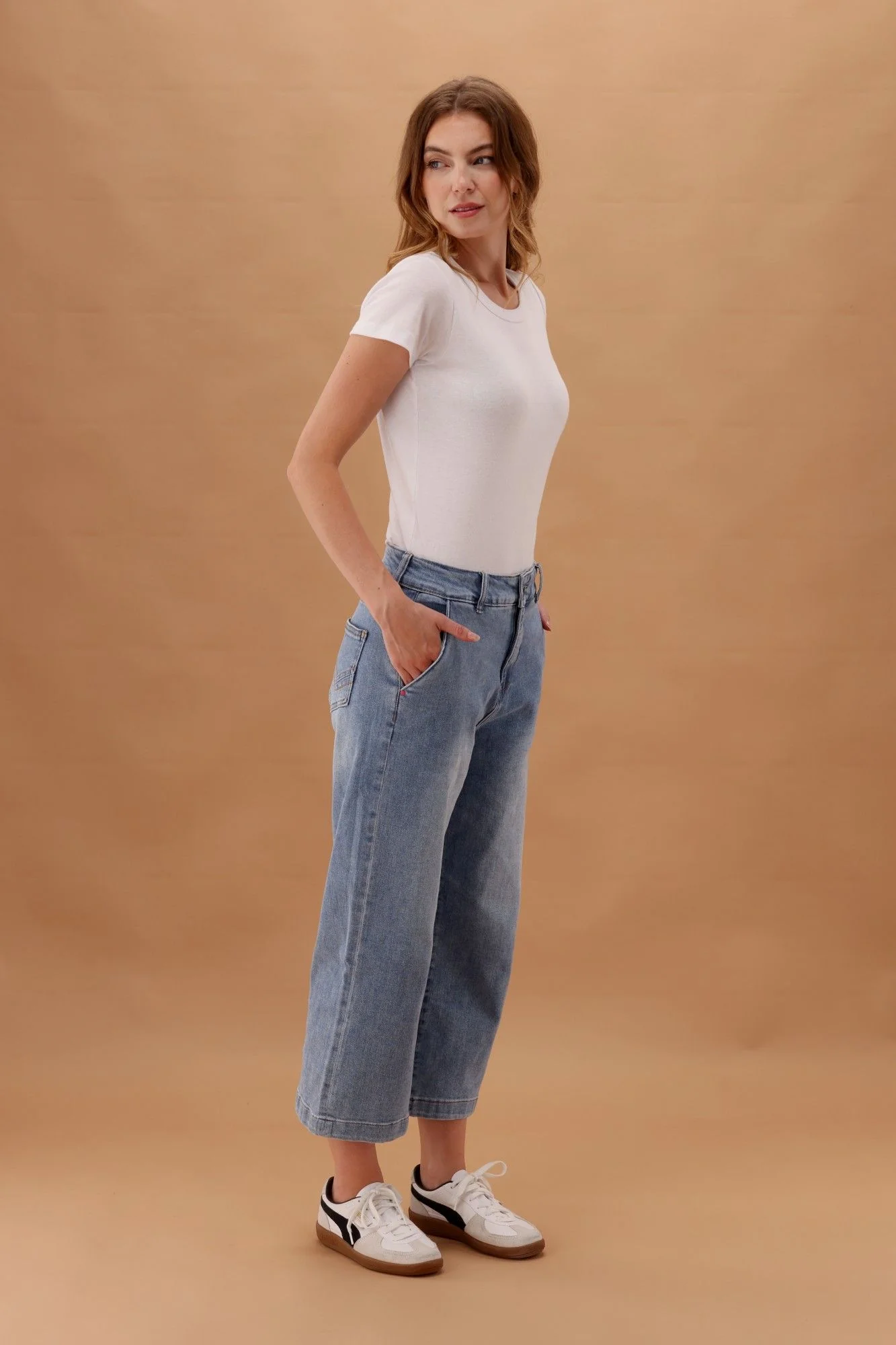 Elm Sidney Cropped Wide Leg Jean Light Blue Wash - Image 5