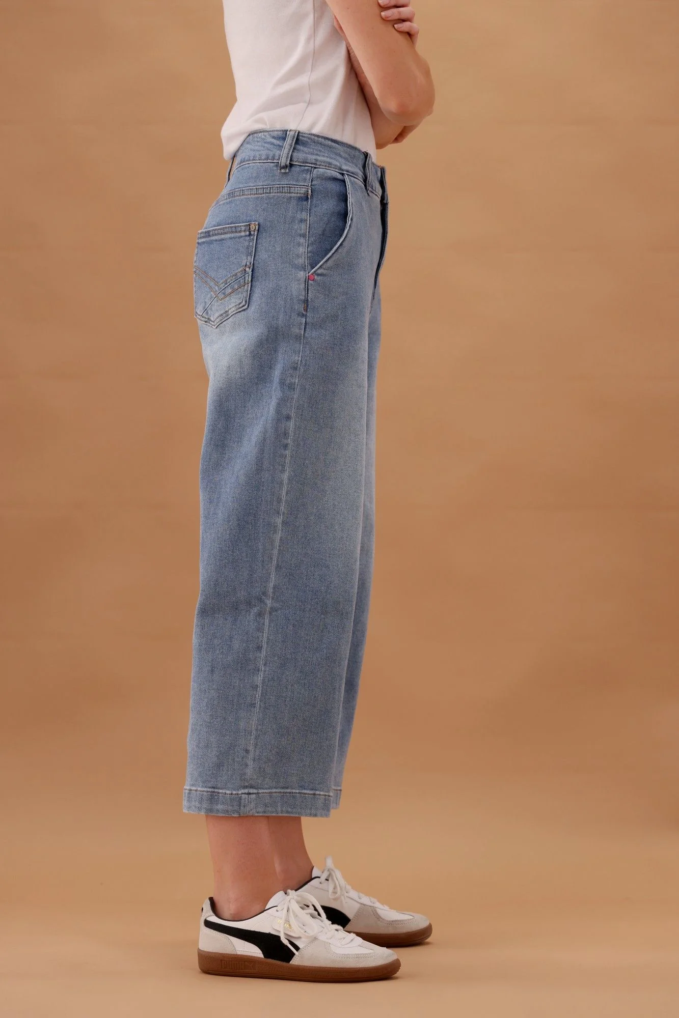 Elm Sidney Cropped Wide Leg Jean Light Blue Wash - Image 6