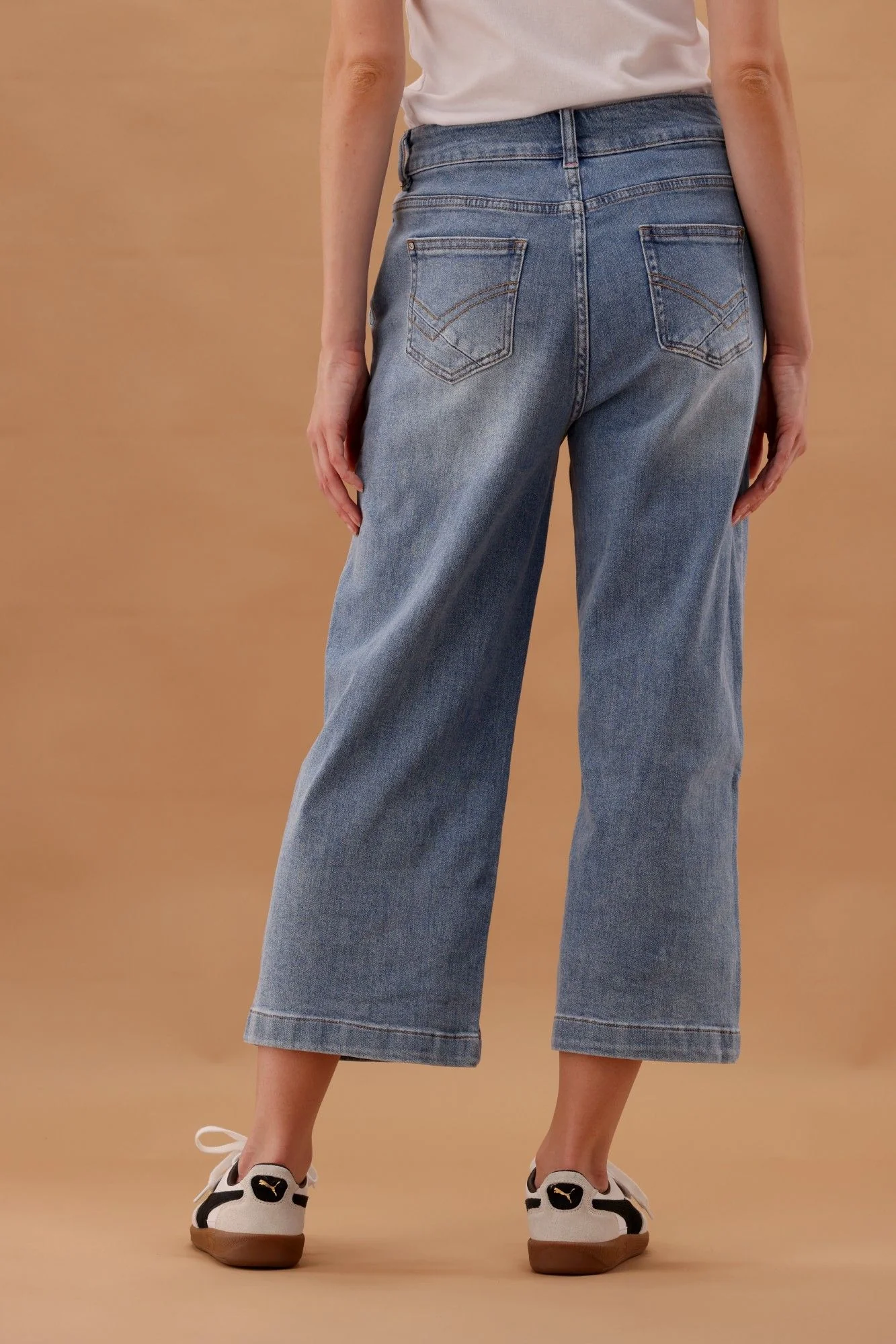 Elm Sidney Cropped Wide Leg Jean Light Blue Wash - Image 7