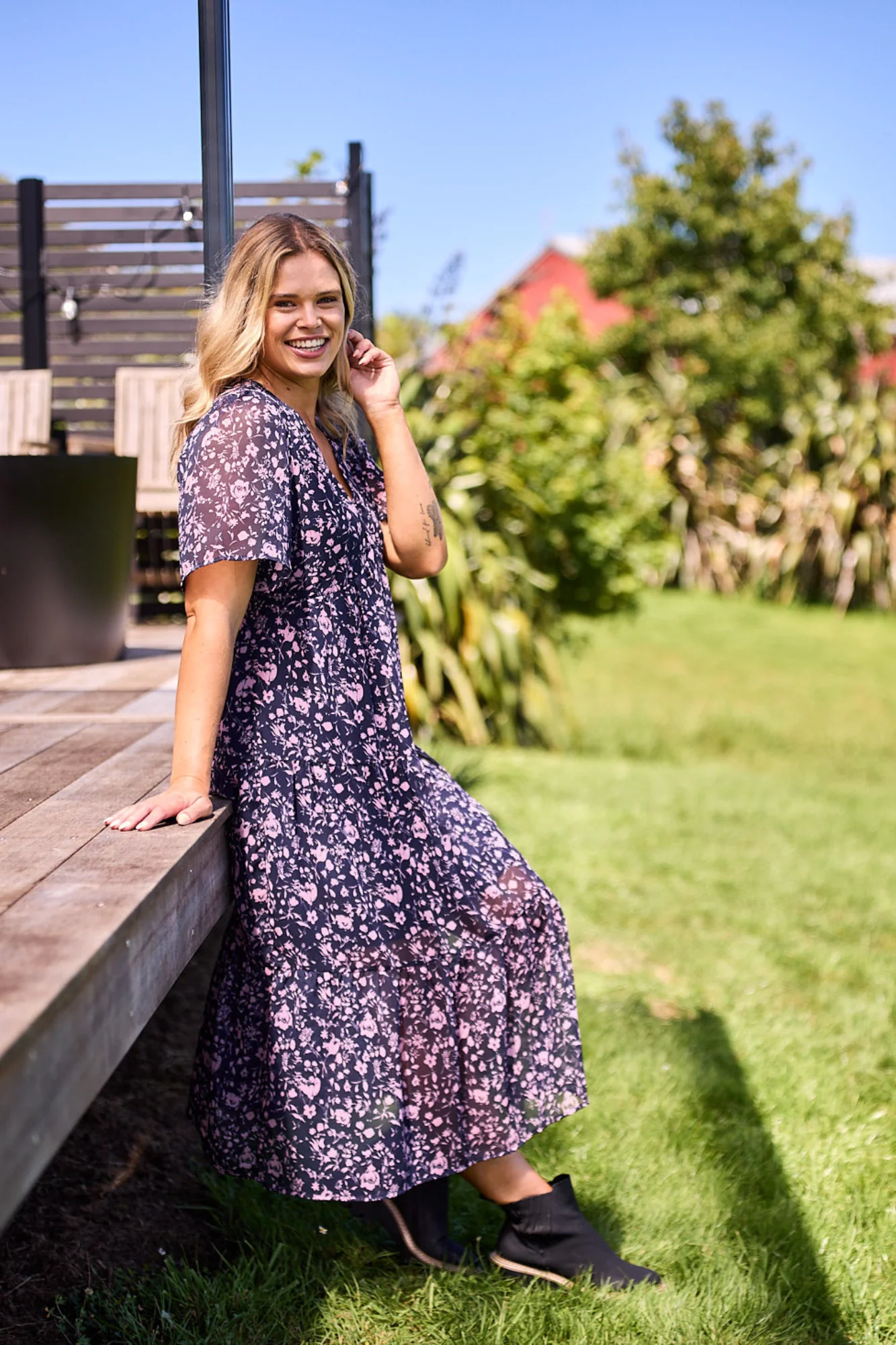 Gloss The Label Avonley Tiered Chiffon Dress Midnight Floral - Image 2