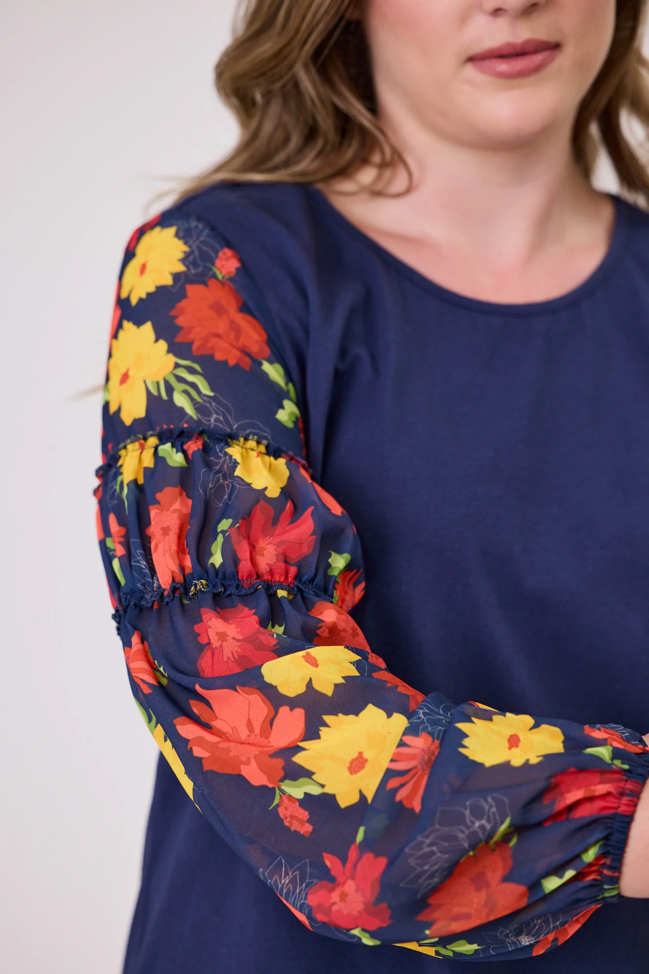 Gloss The Label Casey Woven Sleeve Detail Top Flame Floral - Image 4