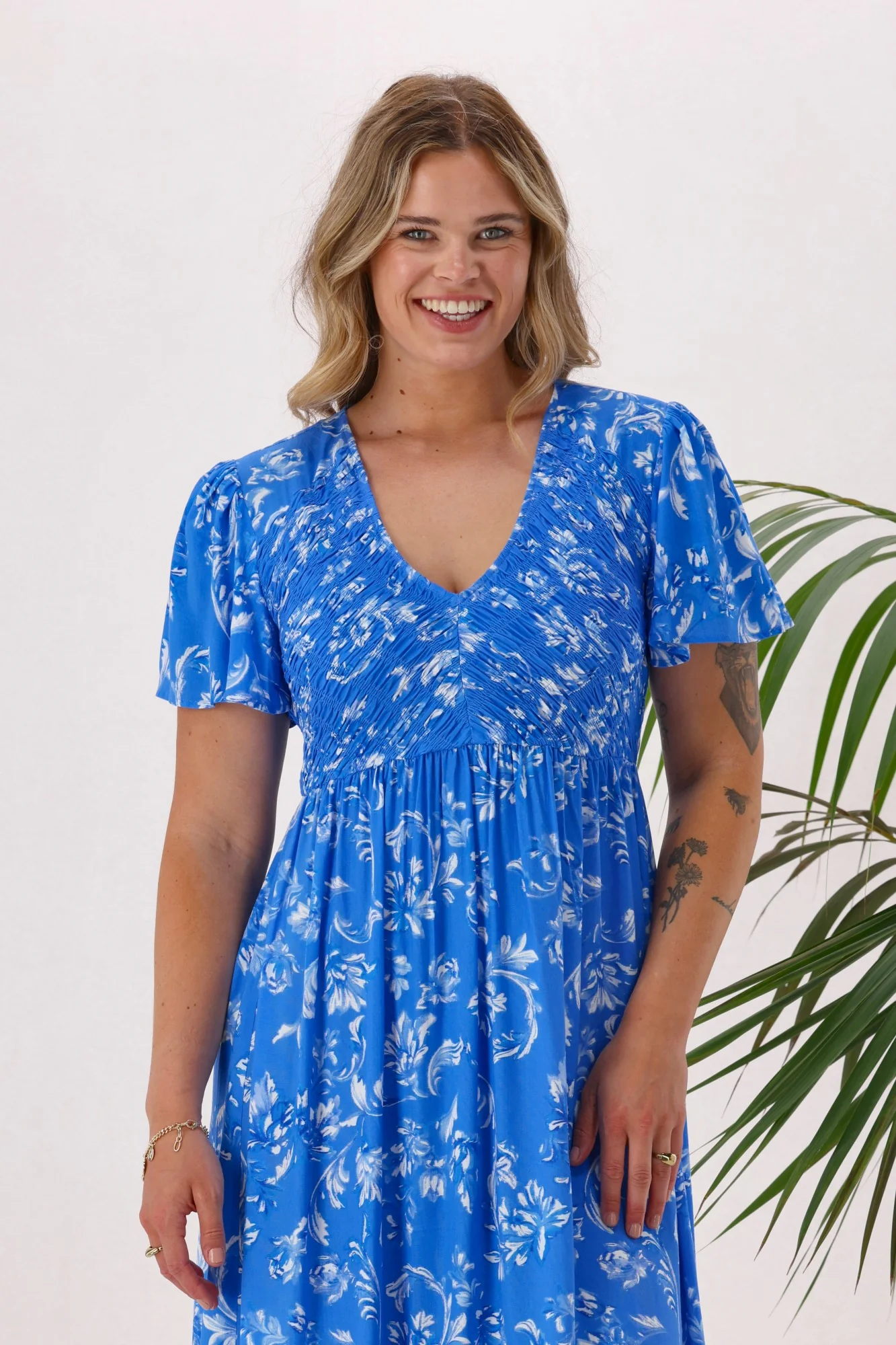 Gloss The Label Isha Dress Blue White Floral - Image 2