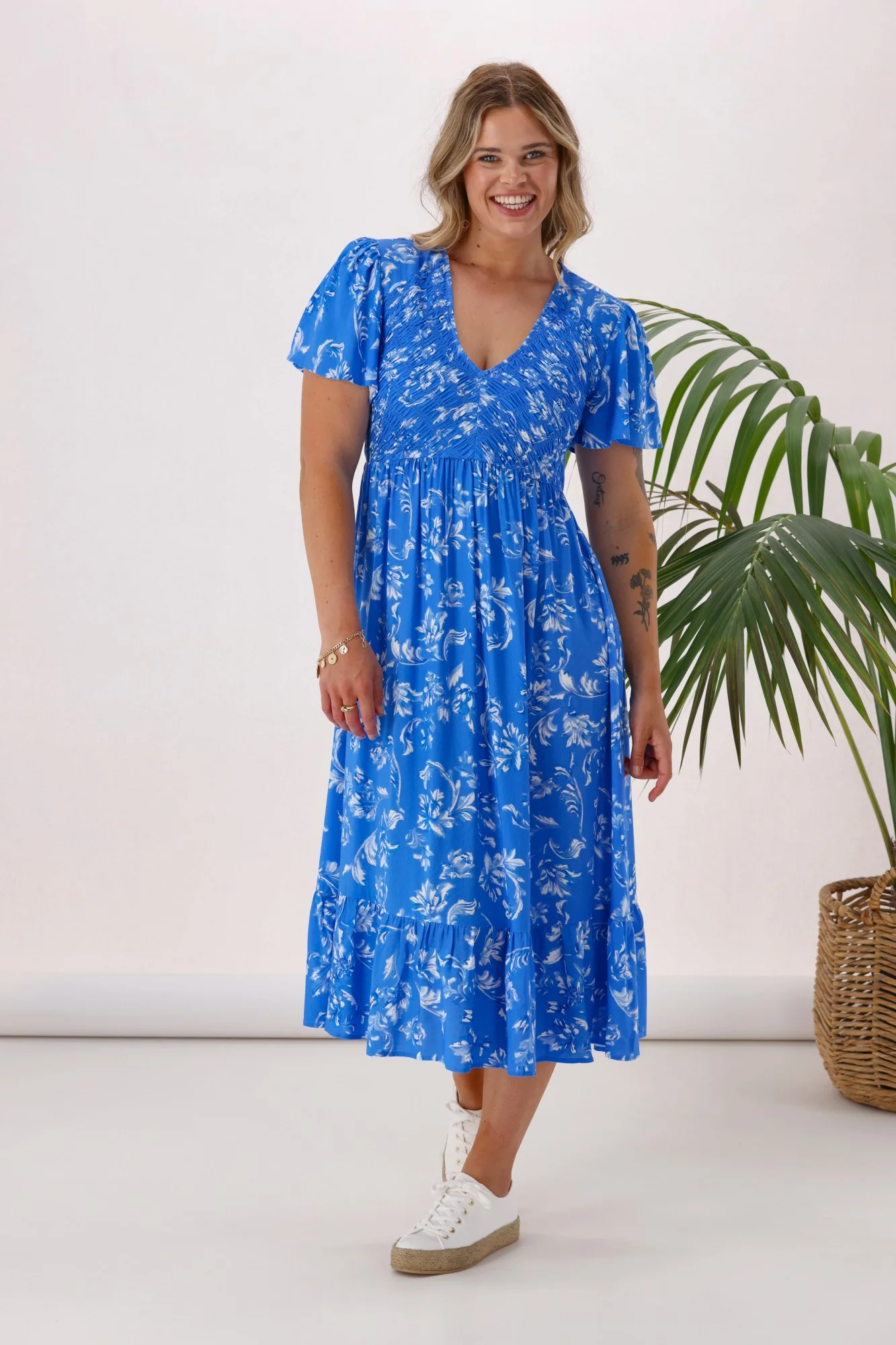 Gloss The Label Isha Dress Blue White Floral - Image 3