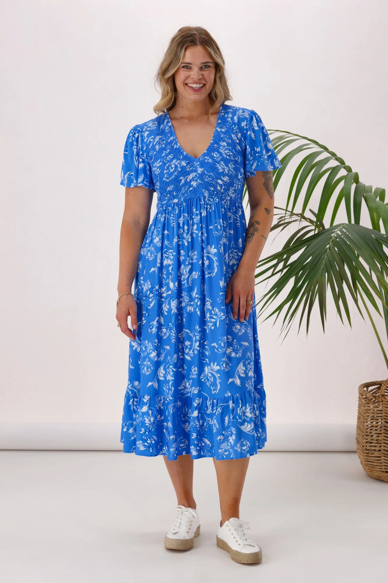 Gloss The Label Isha Dress Blue White Floral - Image 4