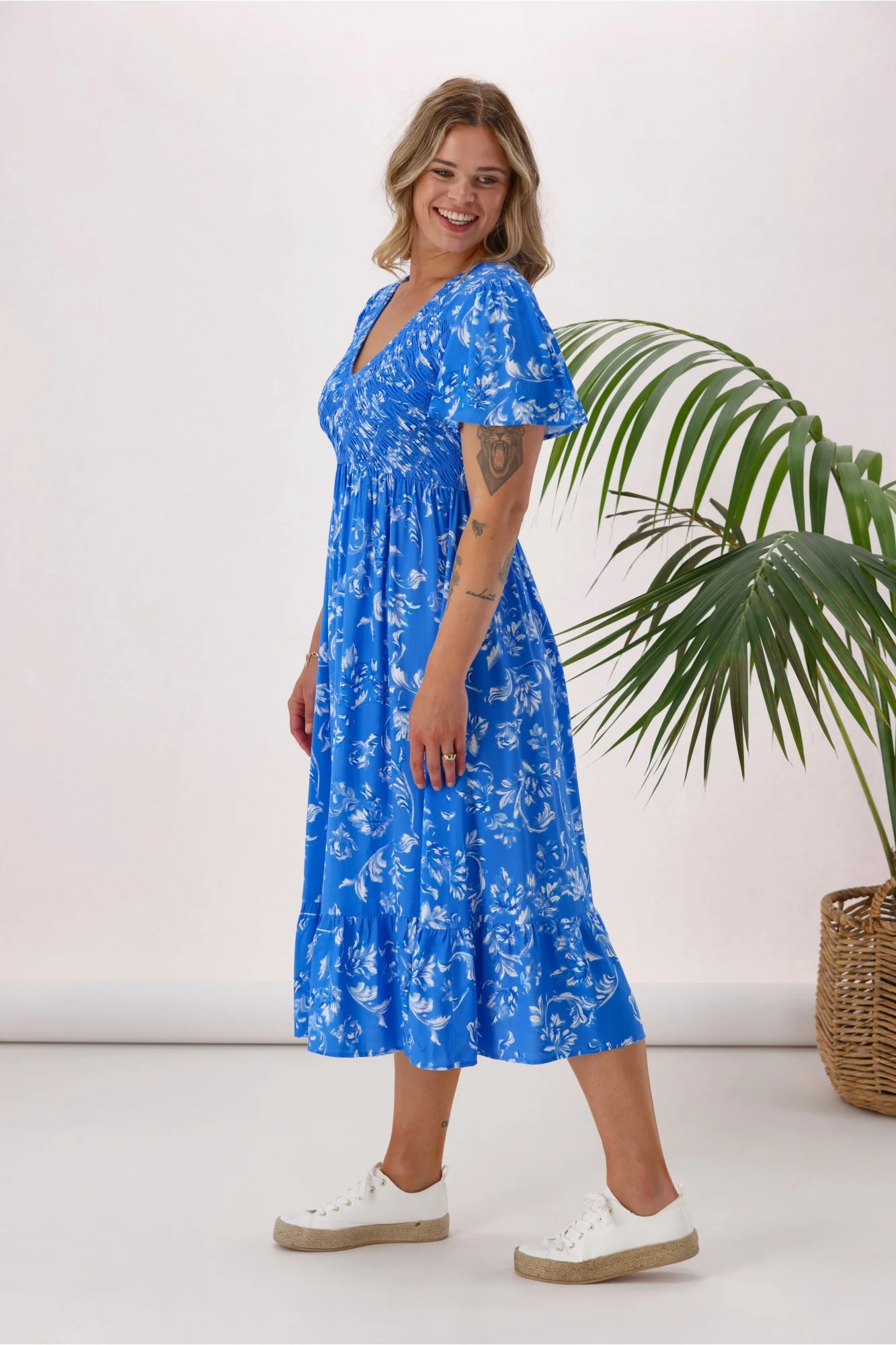 Gloss The Label Isha Dress Blue White Floral - Image 5