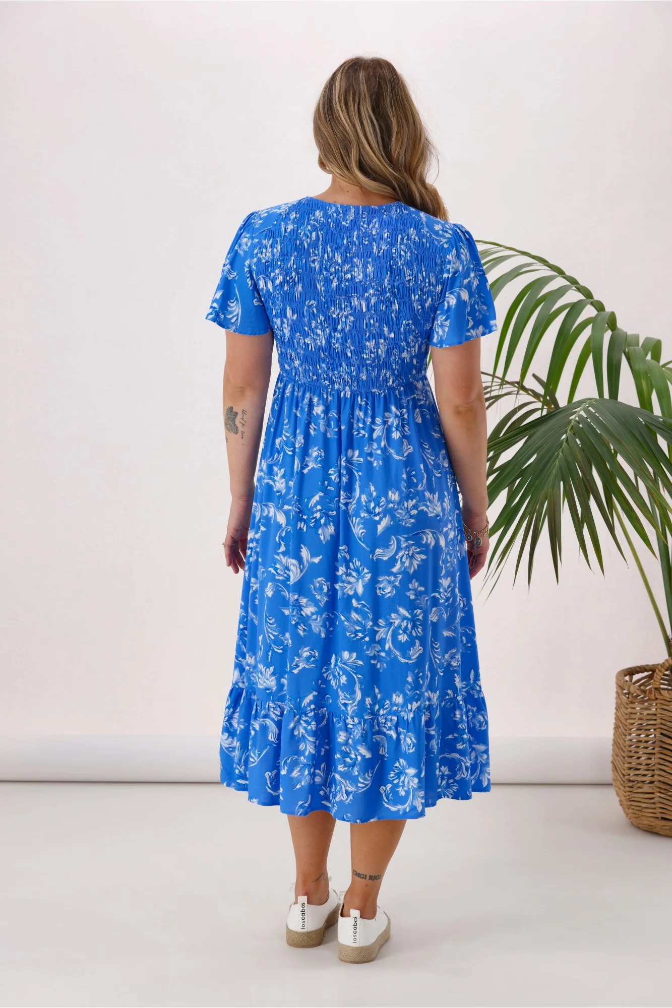 Gloss The Label Isha Dress Blue White Floral - Image 6