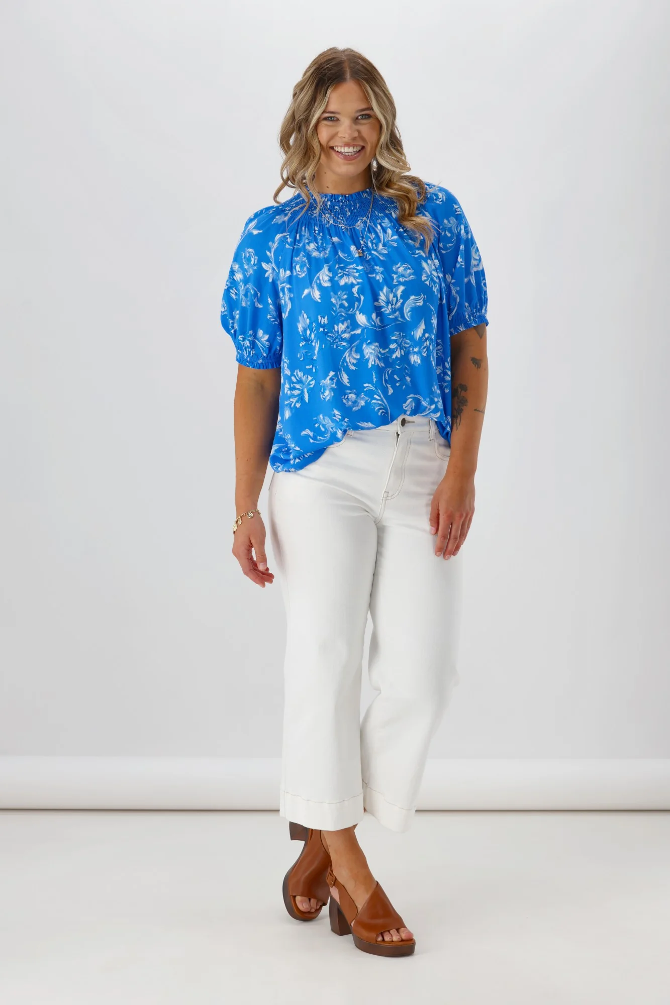 Gloss The Label Isha Top Blue White Floral - Image 4