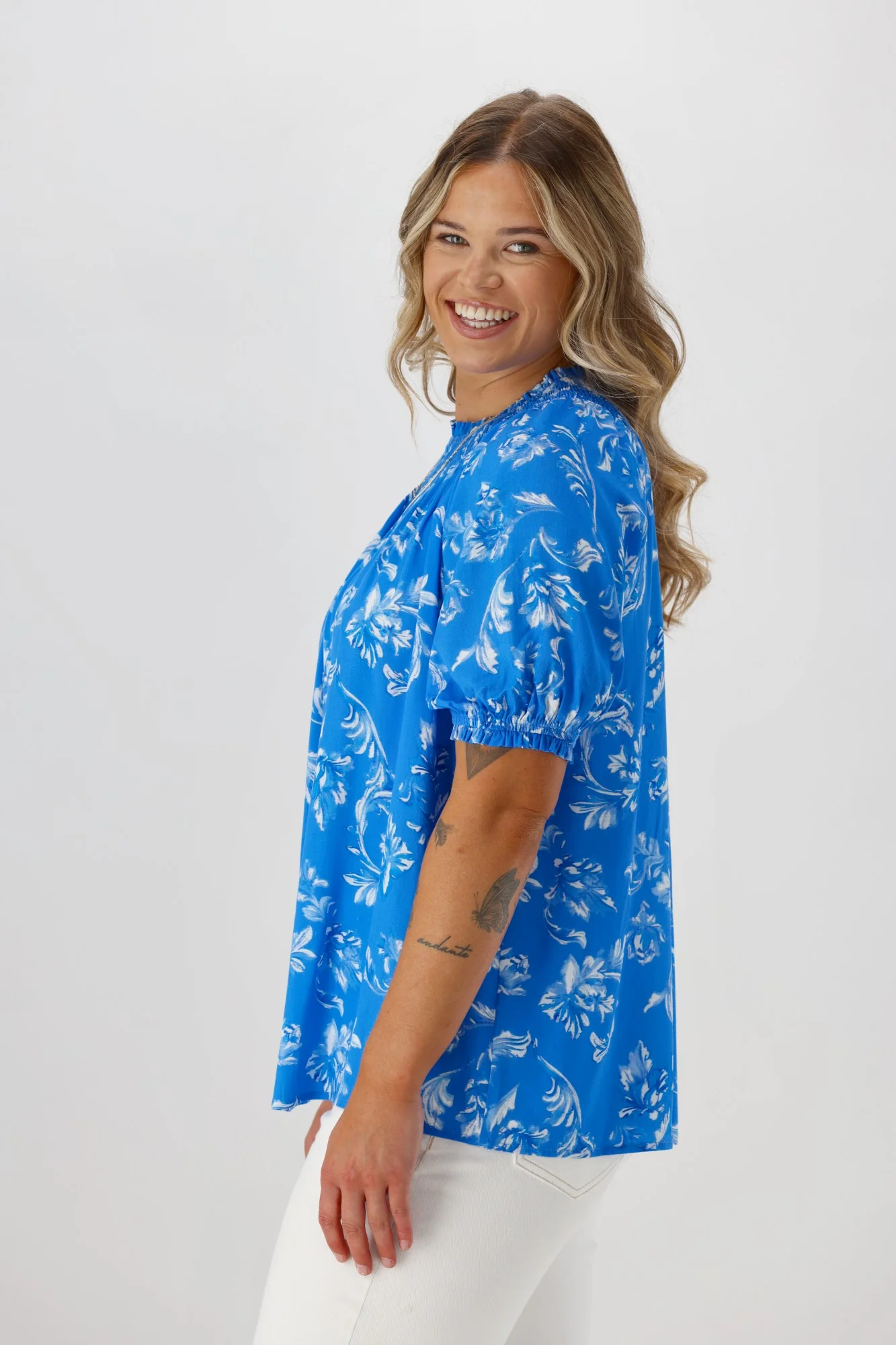 Gloss The Label Isha Top Blue White Floral - Image 5