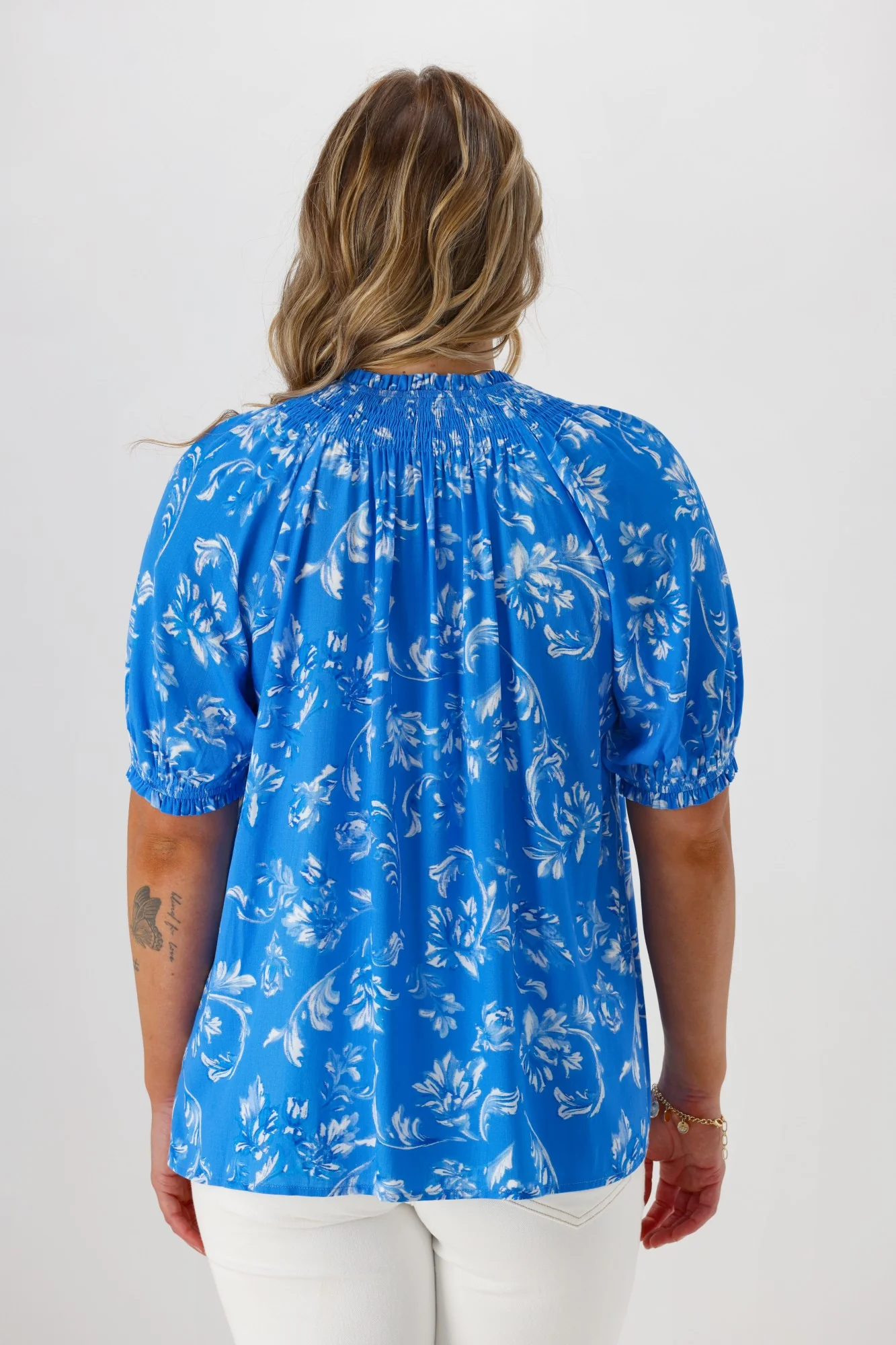 Gloss The Label Isha Top Blue White Floral - Image 6