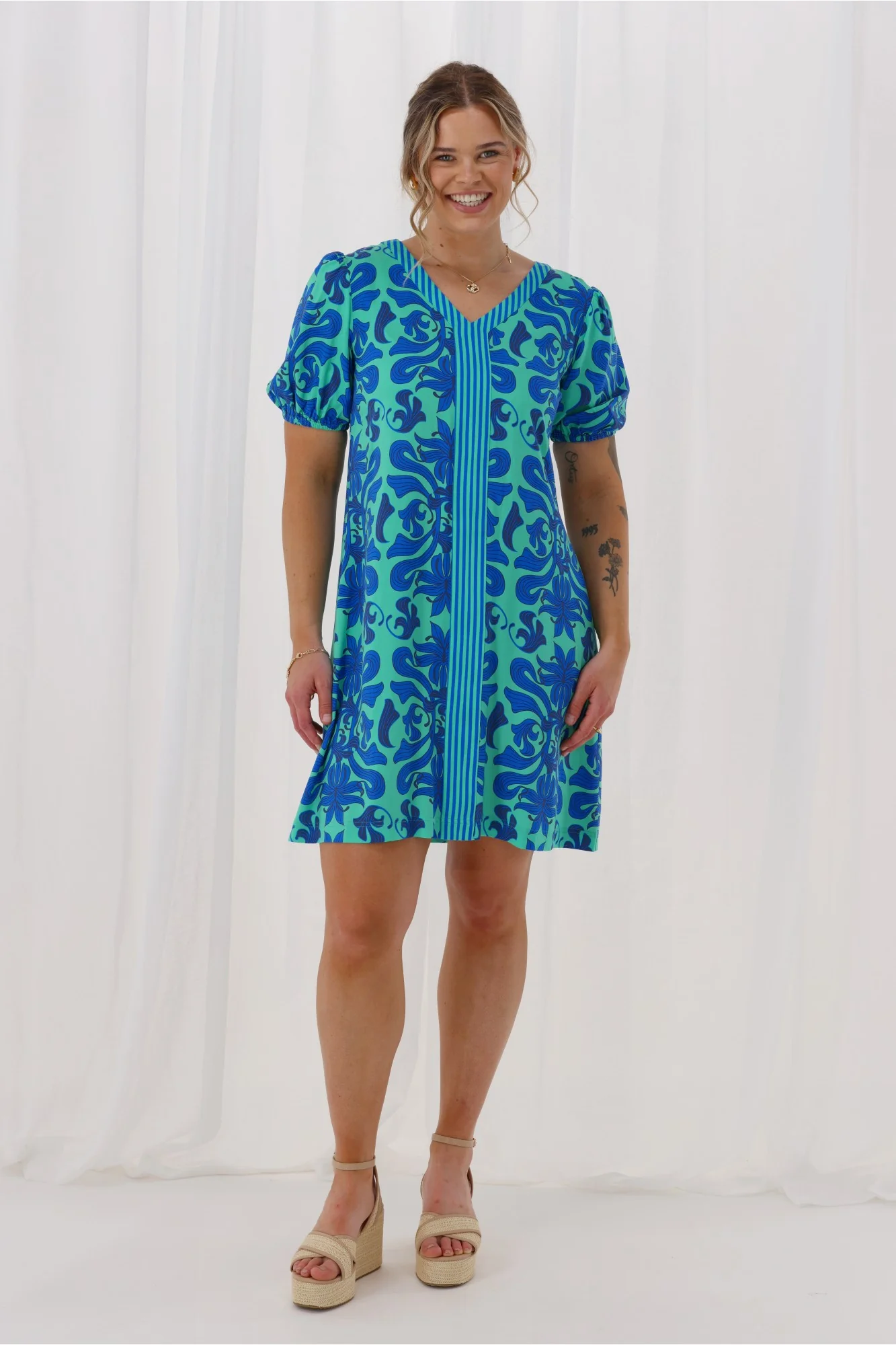 Gloss The Label Lirael Dress Blue Floral - Image 4