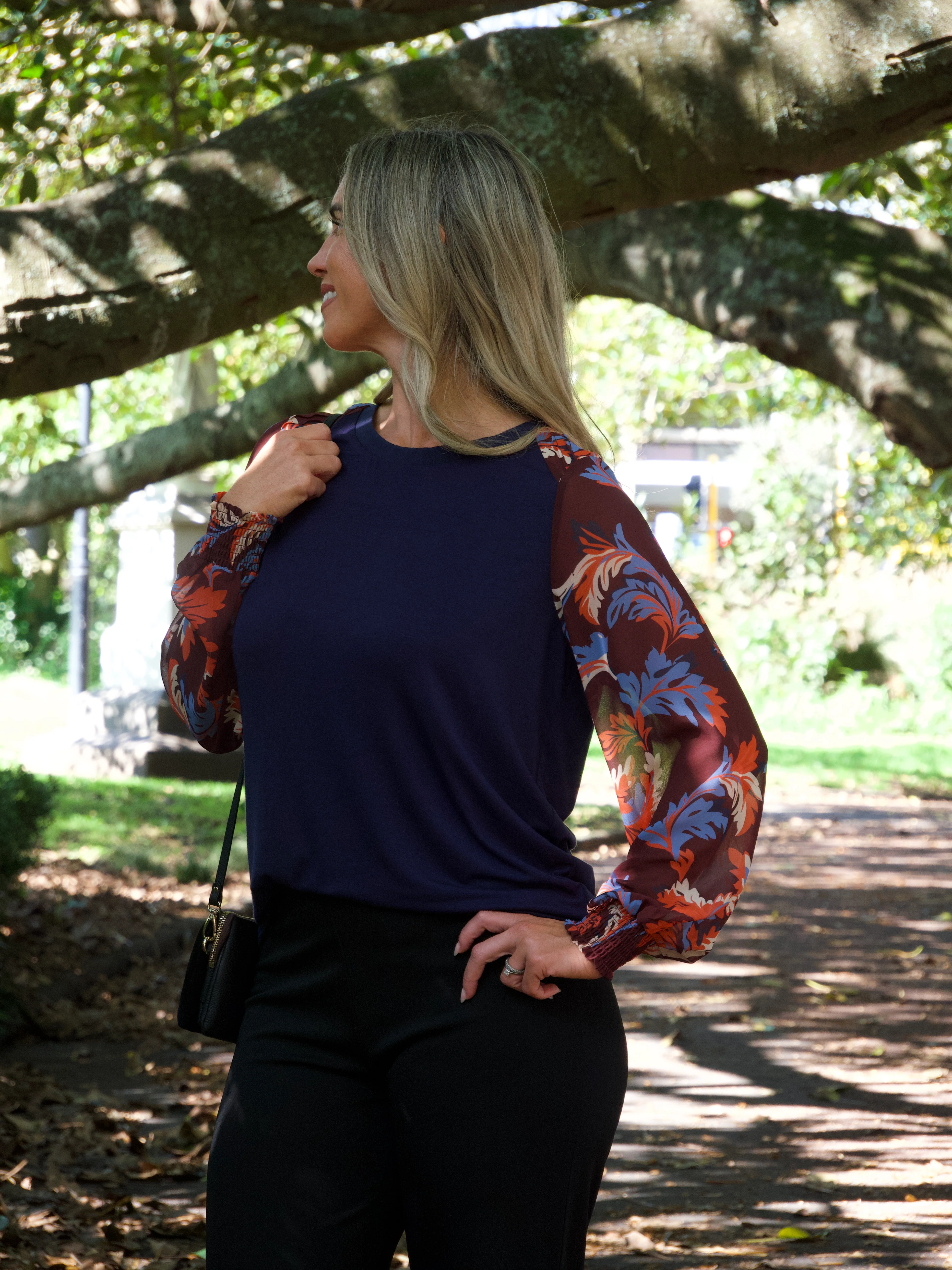 Gloss The Label Mirage Contrast Sleeve Top Abstract Leaf - Image 6