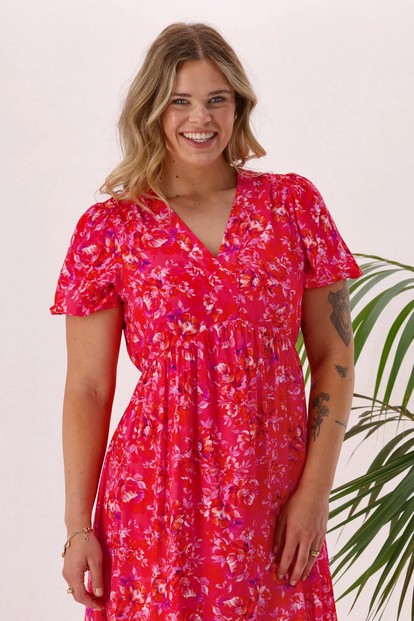 Gloss The Label Miro Dress Red Pink Floral - Image 2
