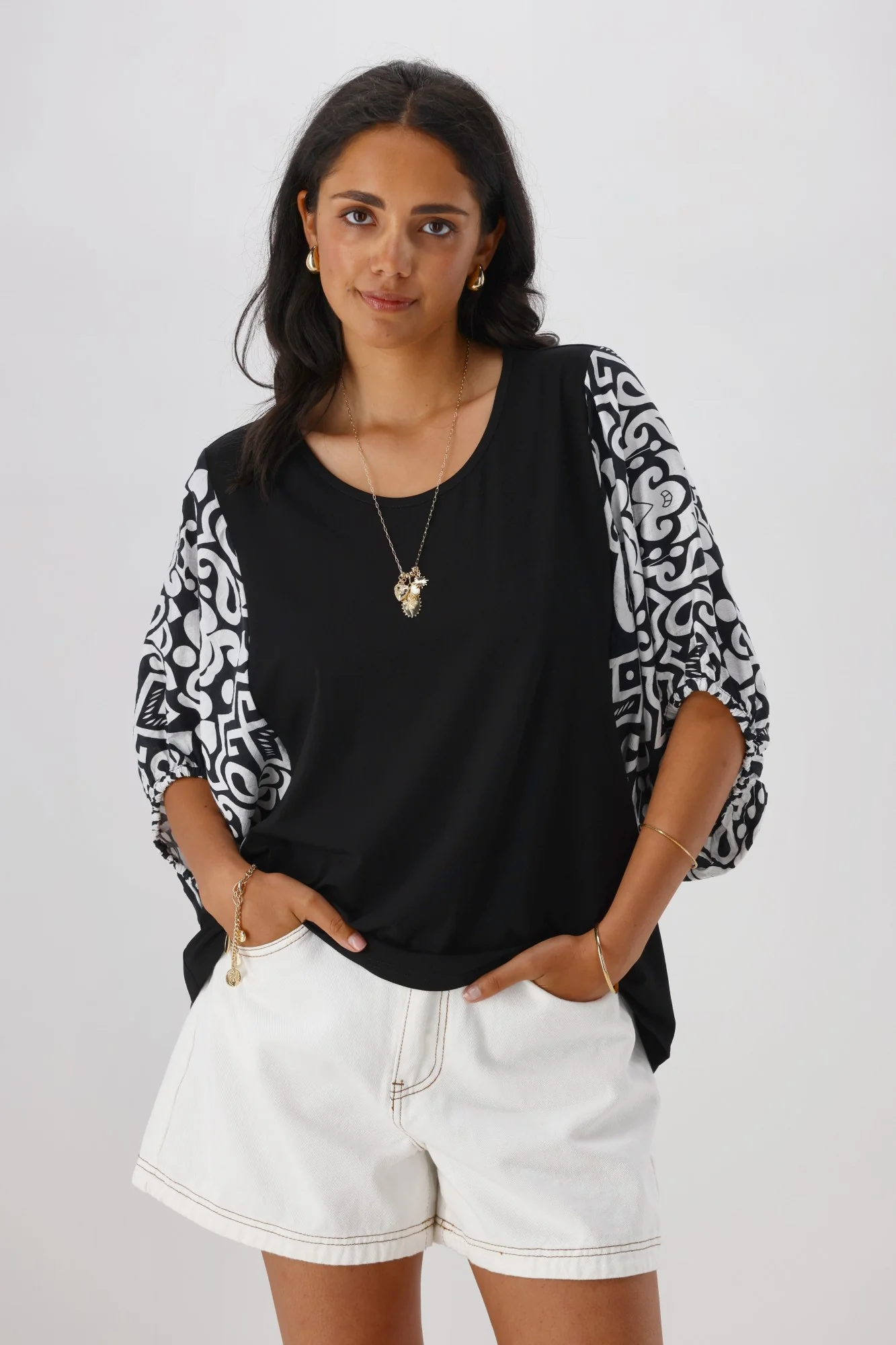 Gloss the Label Ornelle Contrast Sleeve Top Black Natural - Image 2