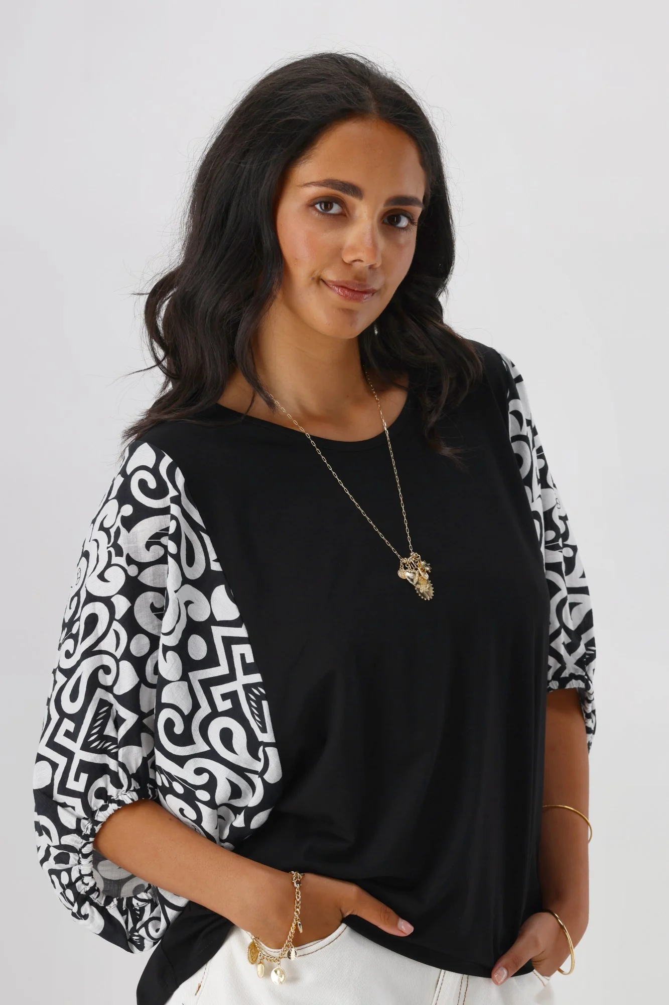 Gloss the Label Ornelle Contrast Sleeve Top Black Natural - Image 3