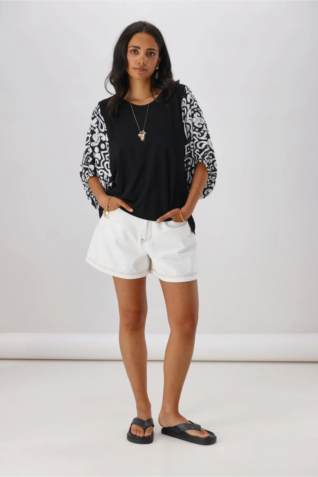 Gloss the Label Ornelle Contrast Sleeve Top Black Natural - Image 5