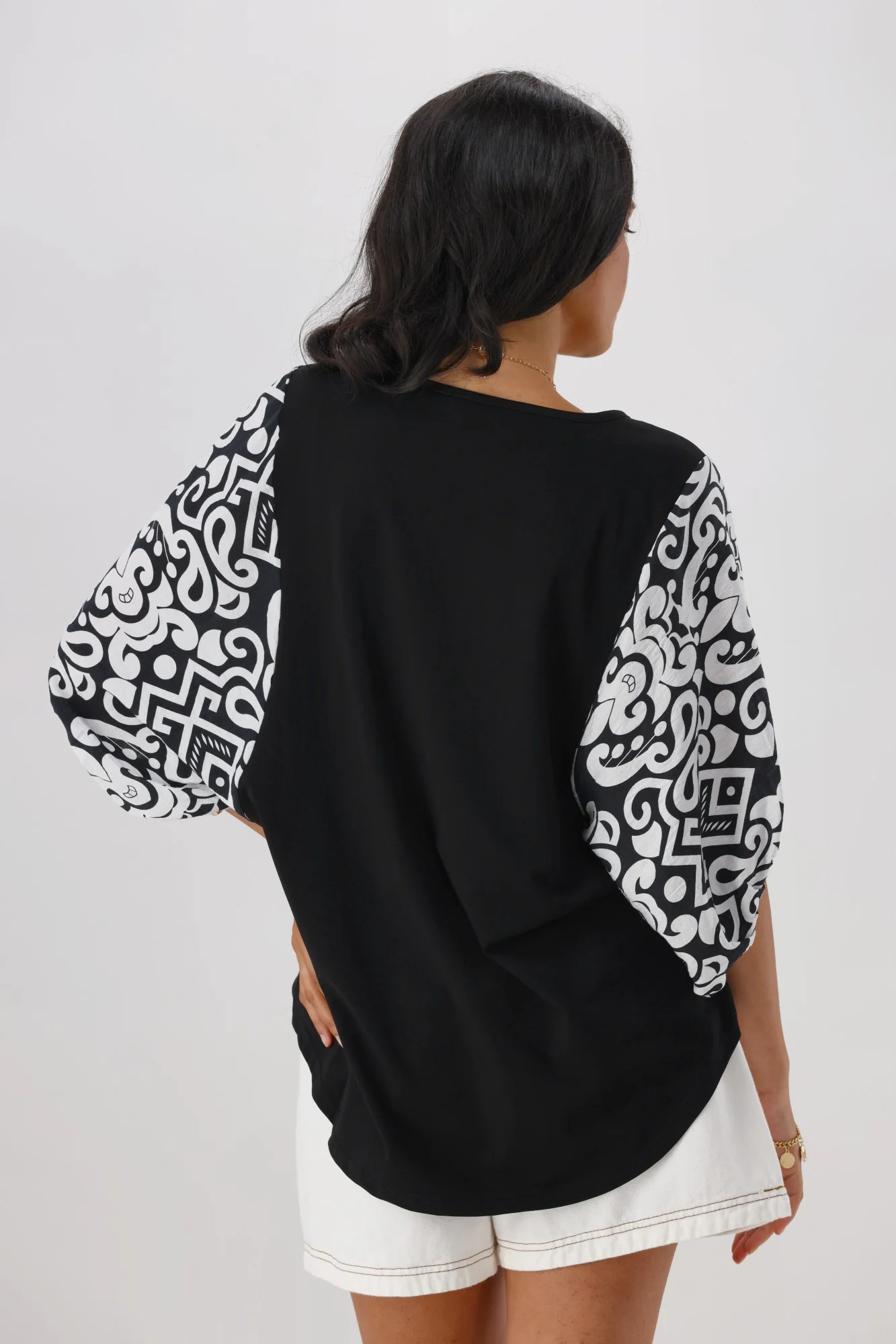 Gloss the Label Ornelle Contrast Sleeve Top Black Natural - Image 6