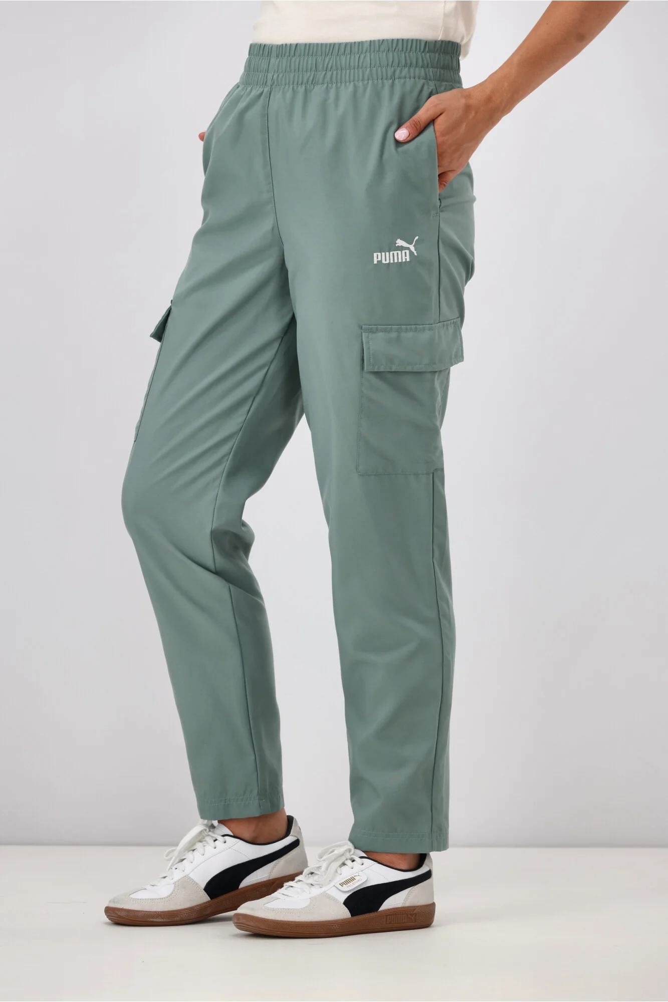 Puma ESS No 1 Logo Woven Cargo Pants op Green Moon - Image 5