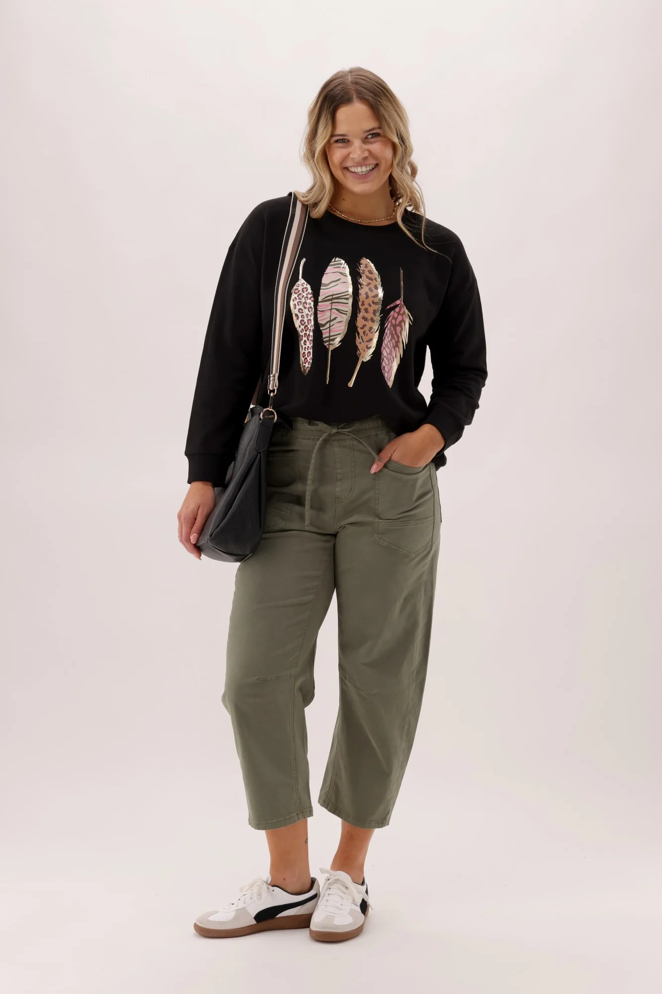 Shine On Label Feather Crew Black - Image 5