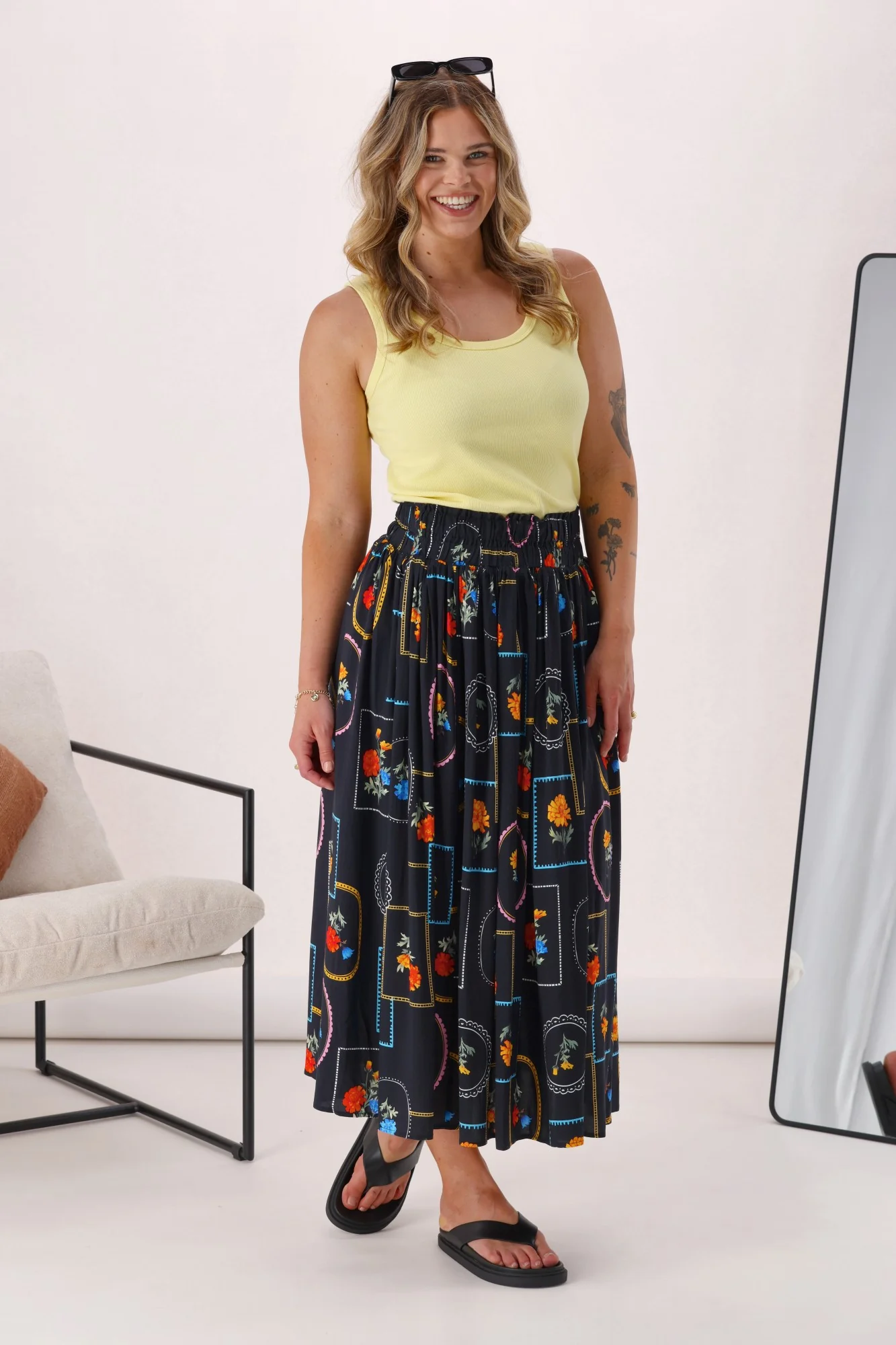 Shine On Label Flower Frame Skirt Black - Image 4