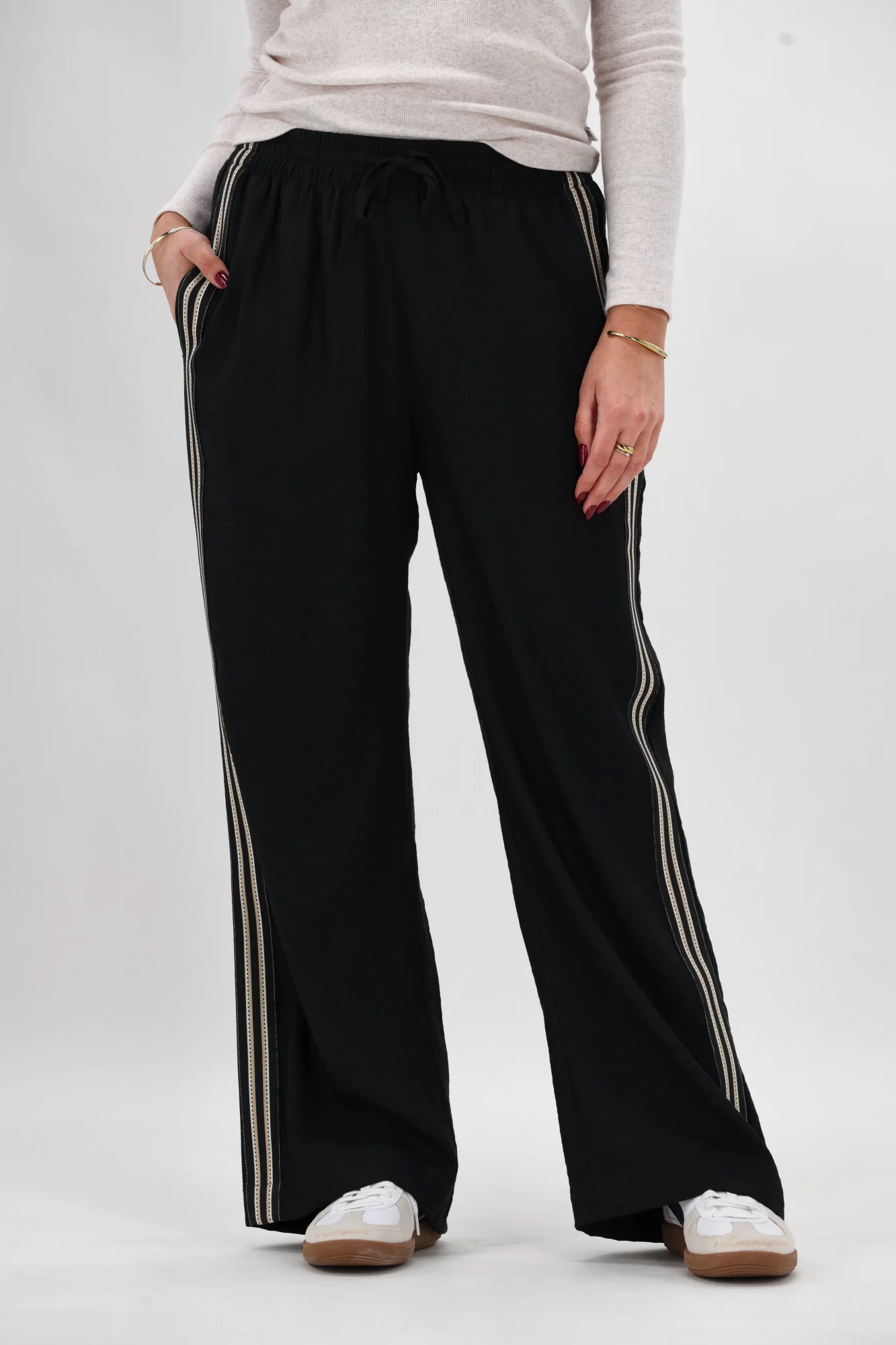 Shine On Label Infinity Contrast Stitch Wide Leg Pant Black - Image 2