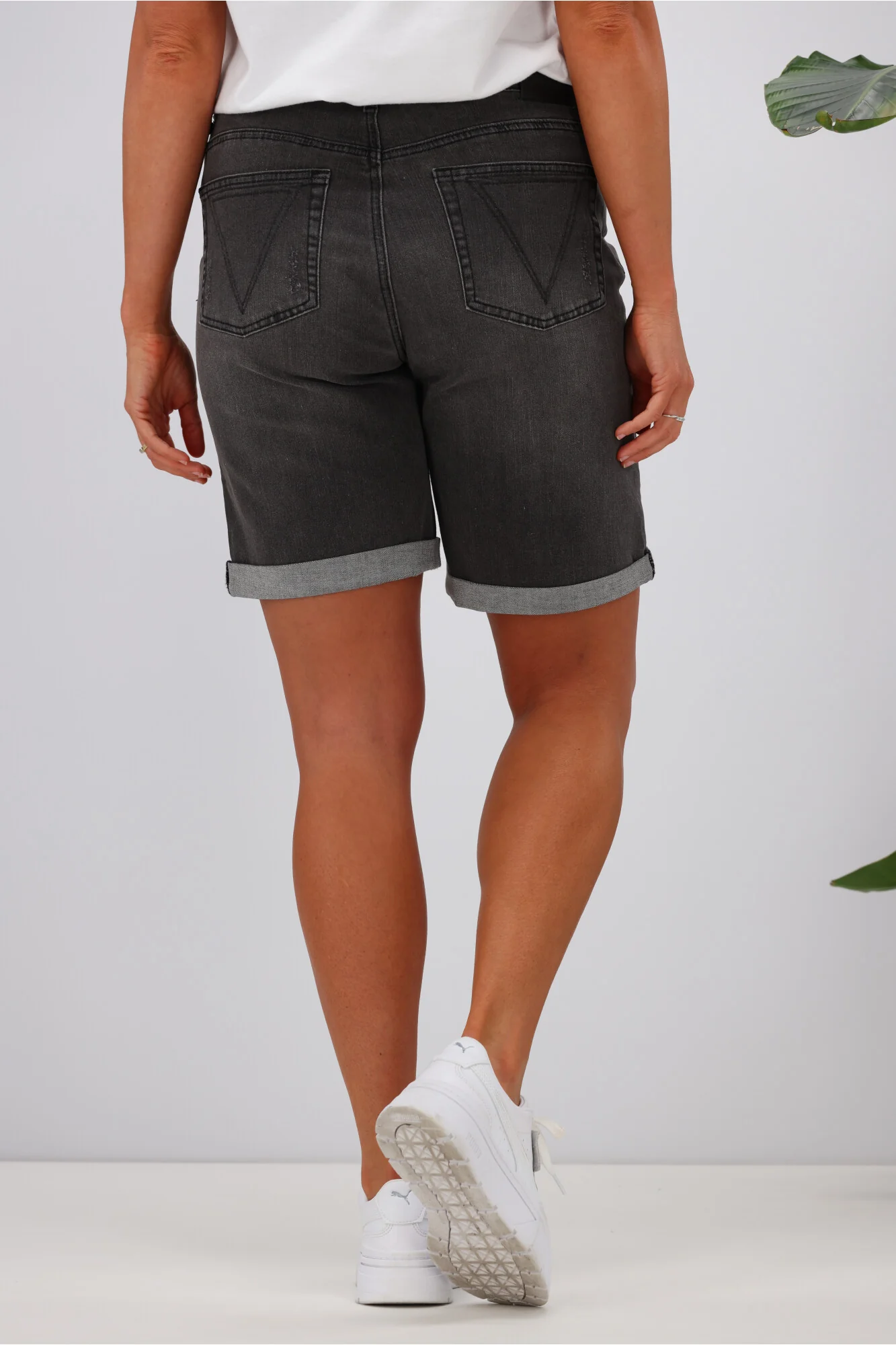 Shine On Label Boyfriend Shorts Washed Charcoal - Image 6