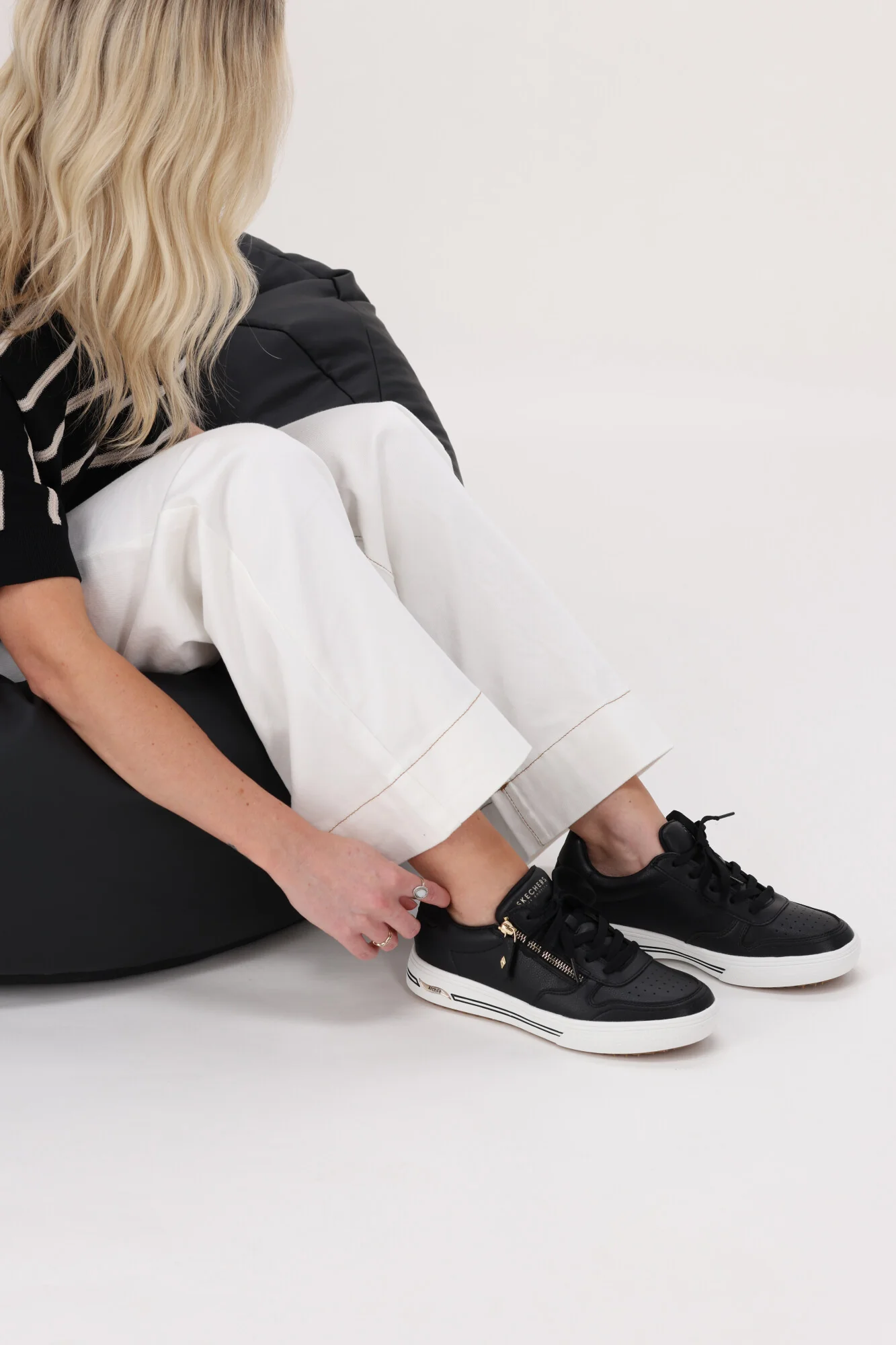 Skechers Arch Fit Arcade Sneaker Black - Image 3